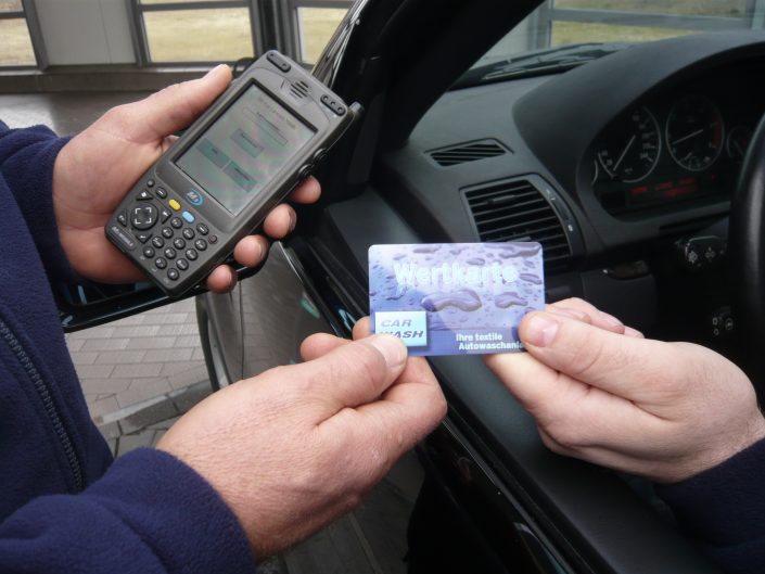 Wertkarte wird am Fahrzeugfenster eingelesen