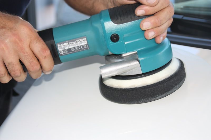 Lackpolitur von Hand mit Poliermaschine und Lammfell-Pad